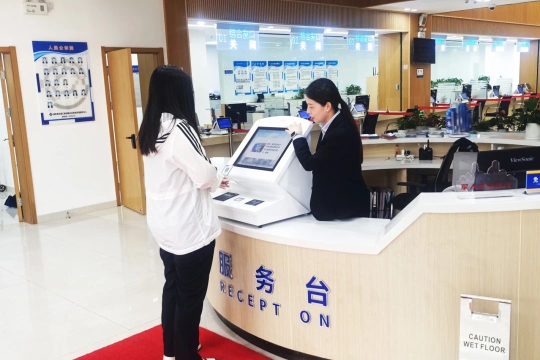 会员动态|以群众之急为令！南汇新城镇社区事务受理服务中心5 日“极速”守护留学路