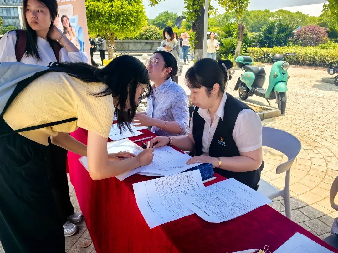 会员动态|医保参保“送达校园”——曹路镇受理中心配合区医保中心前往立信会计学院开展医保参保服务工作